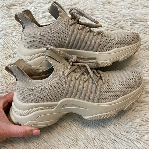 Shoes - Tan lightweight tennis shoes, size 6.5